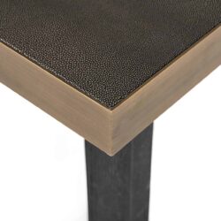 Eettafel met glazen top en brass shagreen afwerking van bovenaf