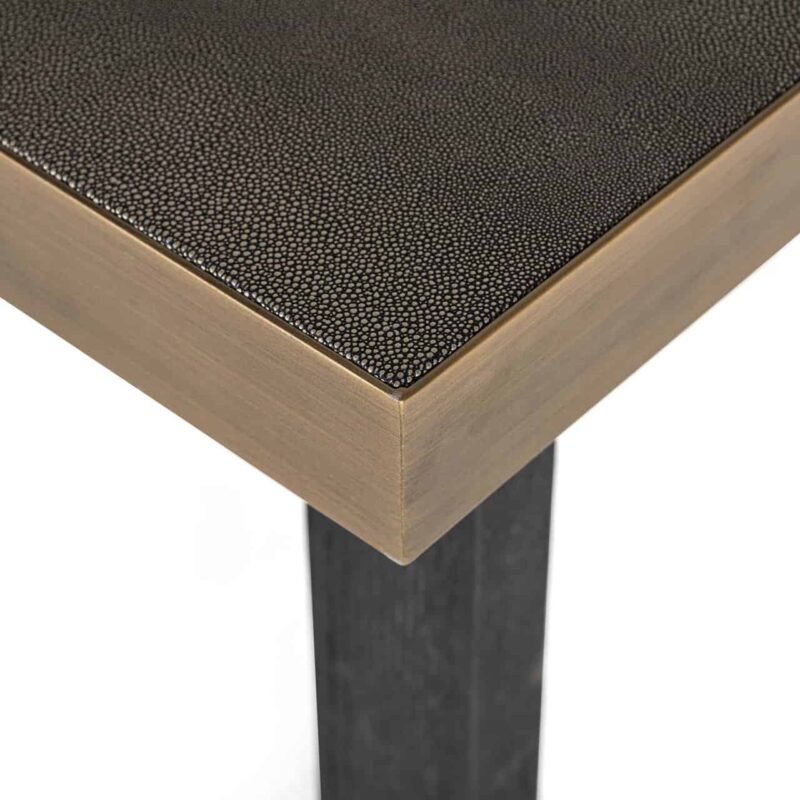 Eettafel met glazen top en brass shagreen afwerking van bovenaf