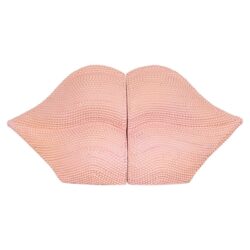 Roze boekenstandaard Kiss in interieur, boeken opgesteld, decoratief element