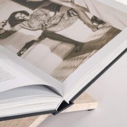 Boekenstandaard Belice beige vanaf onder, beige kleur