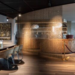 Goudkleurige kettingdetails op Curtain decoratief object in detail