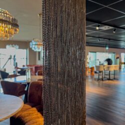 Curtain goud kettingdetails op zwarte achtergrond