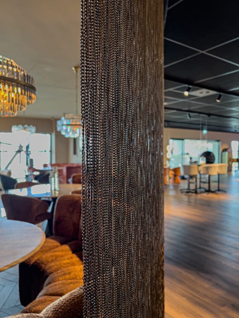 Curtain goud kettingdetails op zwarte achtergrond