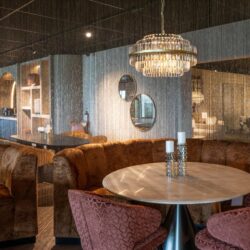 Curtain goud kettingdetails in combinatie met andere decoratieve objecten