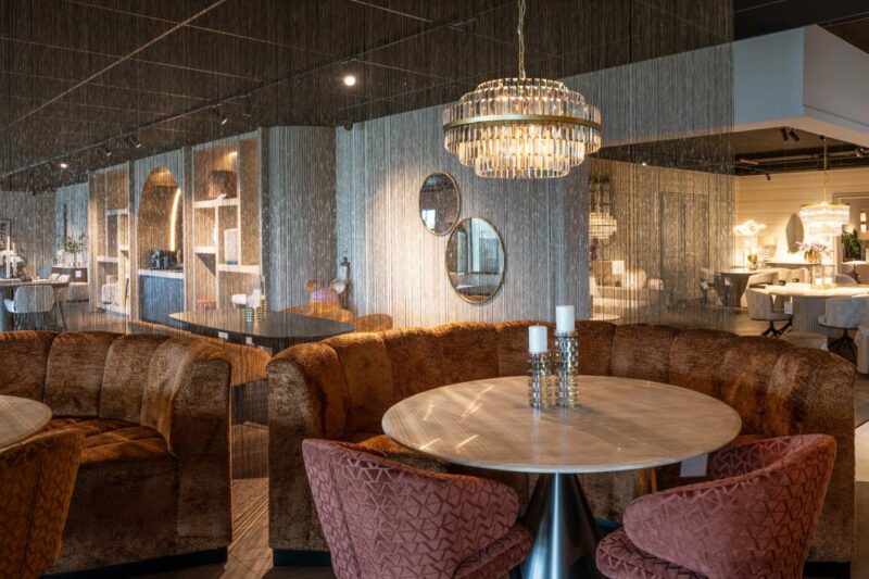 Curtain goud kettingdetails in combinatie met andere decoratieve objecten