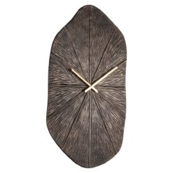 Bronzen klok in interieur met rustige uitstraling