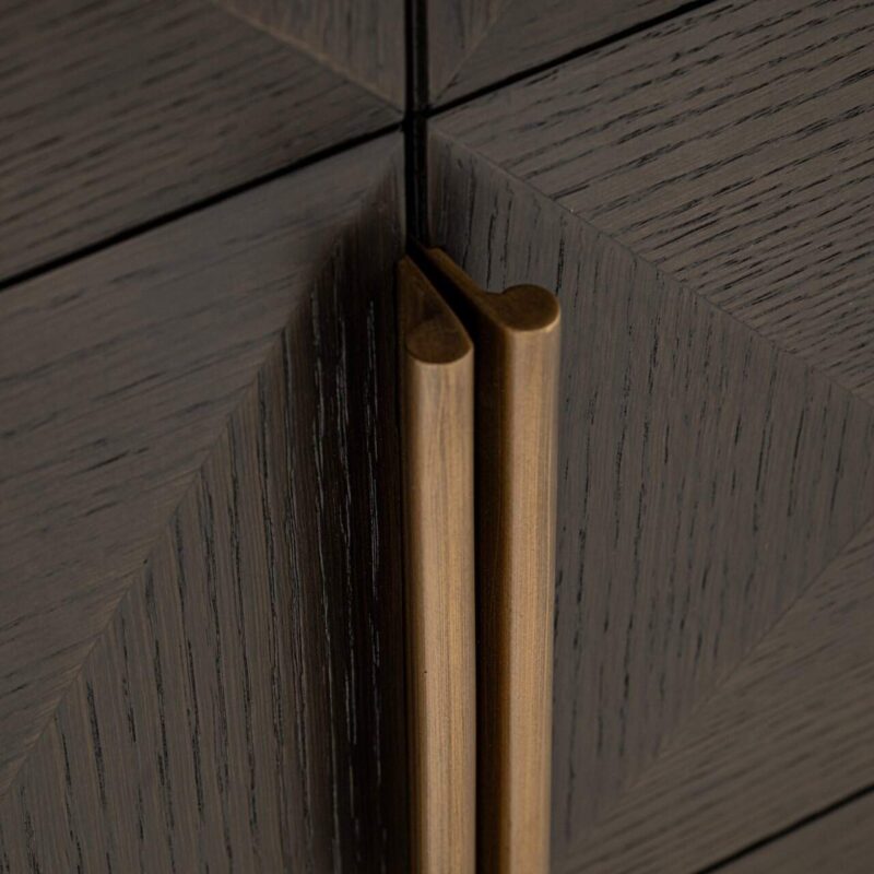 Dressoir Claremont brown, detail handgemaakt en metaal