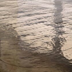 Detail aluminium en ijzer op salontafel Fairfield brass antique