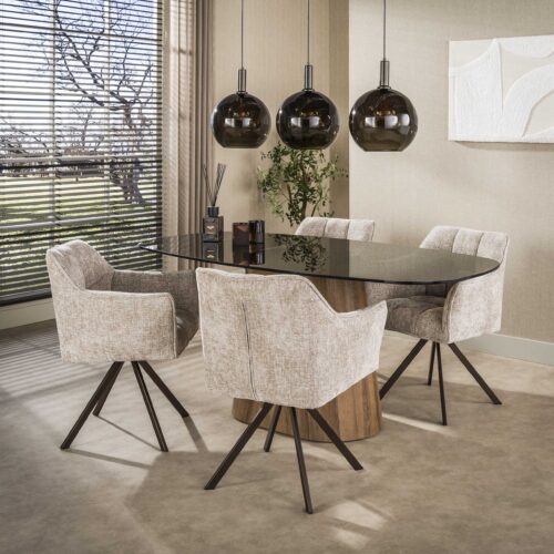 4954 54HB 2 | Heb je wel eens door de ramen naar prachtig ingerichte woonkamers in Nederland gekeken? Een salontafel versierd met bloemen staat voor een gezellige en aantrekkelijke bank, daarachter zie je een eettafel voor gezellige bijeenkomsten en in de vensterbank staan smaakvolle vazen. Meubelwinkel Nederland | 4954 54HB 2