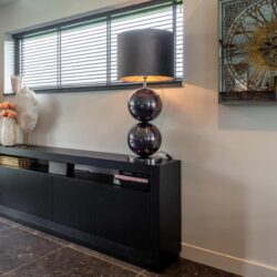 Dressoir Oakura zwart eiken fineer, detail handgreep