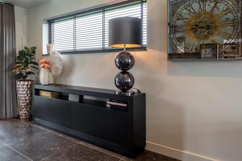 Dressoir Oakura zwart eiken fineer, detail handgreep