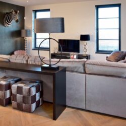 Console Oakura van voor, zwarte wandtafel van zwart eiken fineer