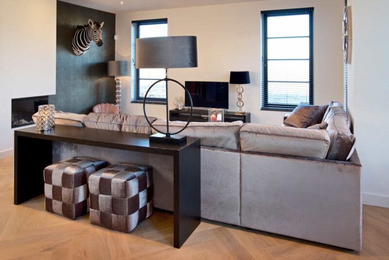 Console Oakura van voor, zwarte wandtafel van zwart eiken fineer