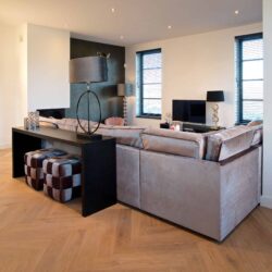 Console Oakura van achter, zwarte wandtafel van zwart eiken fineer