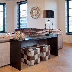 Console Oakura van onder, zwarte wandtafel van zwart eiken fineer