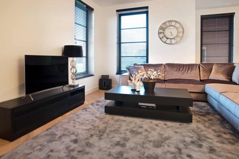 Zwarte salontafel Oakura met eiken fineer vanaf beneden