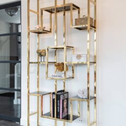 Wandkast Magnus goudkleurig RVS glas van achter