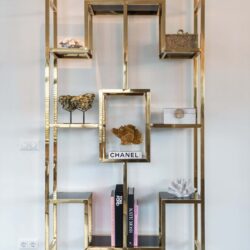 Wandkast Magnus goudkleurig RVS glas van links