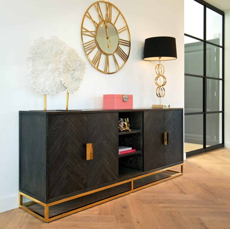 Elegant dressoir in zwarte kamer