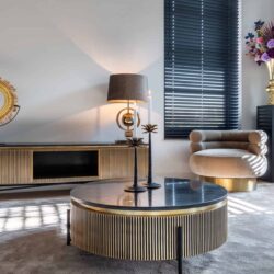 Bijzettafel Ironville 50Ø op een donkere achtergrond, accent op messingkleurig blad