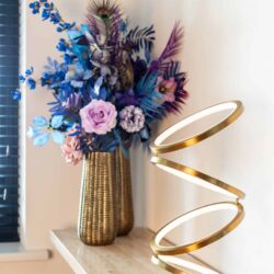 7665-lb-0145-va-0256-va-0257-setting_3-setting-scaled-1.jpg Tafellamp Jaimin brushed gold