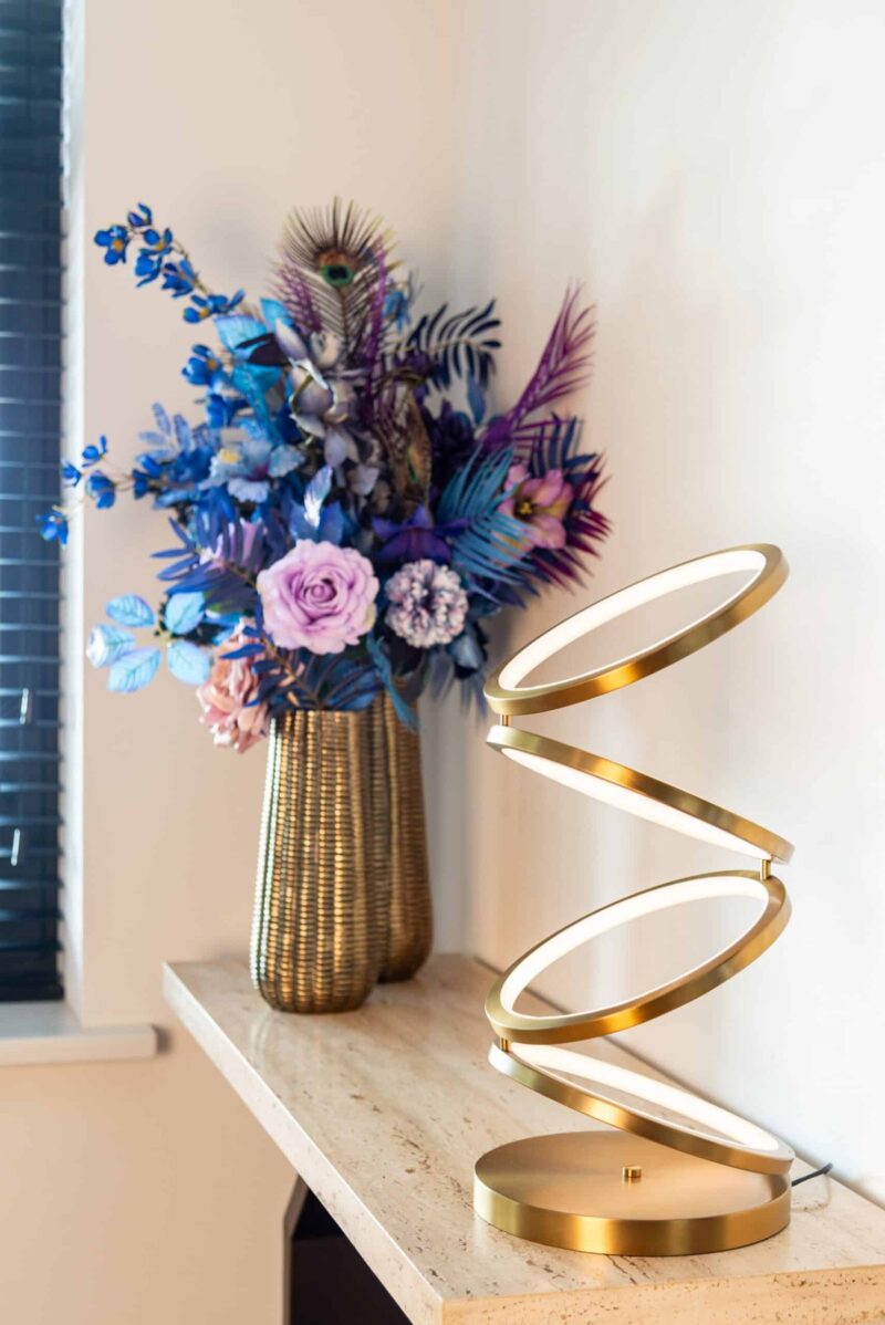 7665-lb-0145-va-0256-va-0257-setting_3-setting-scaled-1.jpg Tafellamp Jaimin brushed gold