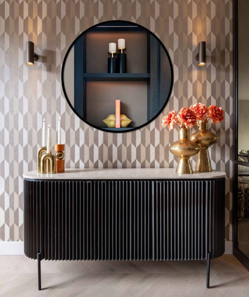 Hampton dressoir dark brown met een close-up van de deuren