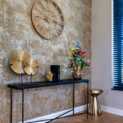 Bijzettafel Arlo in interieur, goudkleurige afwerking op handgemaakt ijzer