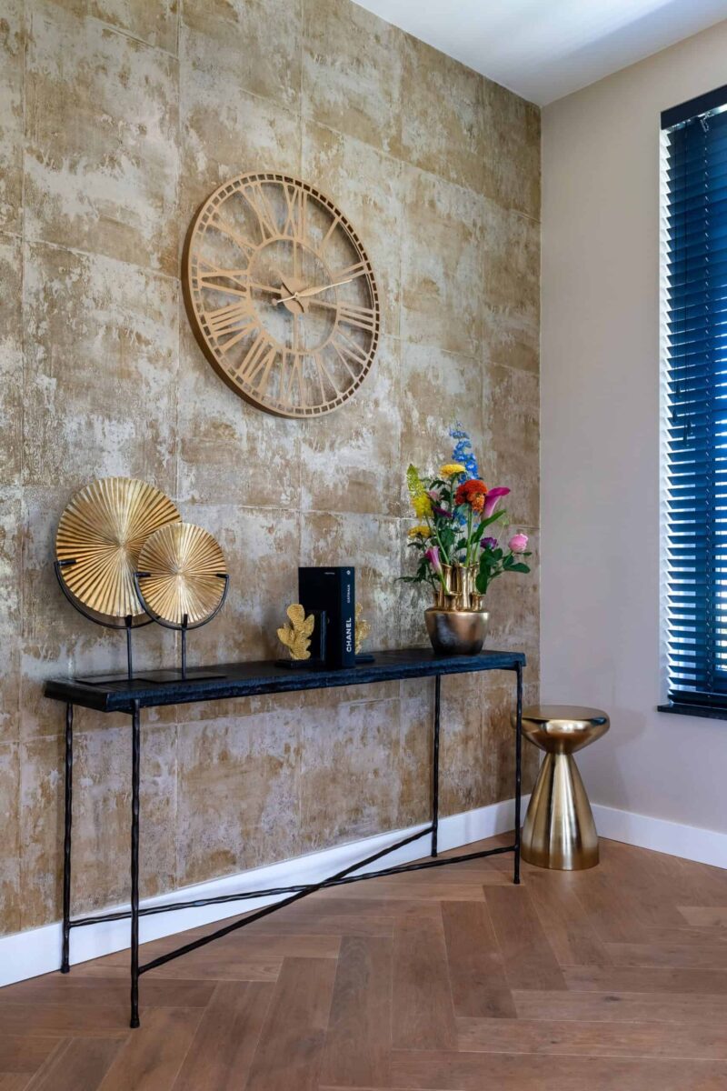 Bijzettafel Arlo in interieur, goudkleurige afwerking op handgemaakt ijzer