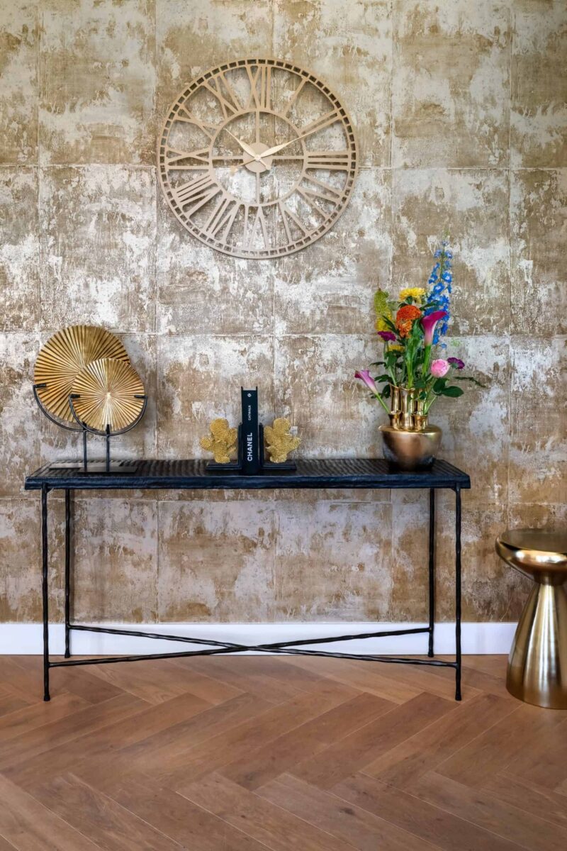 Detail van gouden afwerking op handgemaakte ijzeren bijzettafel Arlo