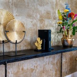 Bijzettafel Arlo vanaf boven, goudkleurige afwerking op handgemaakt ijzer