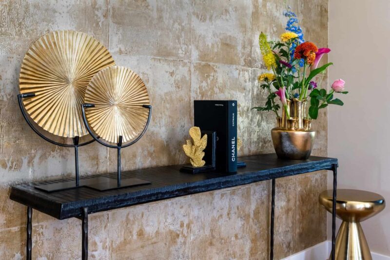 Bijzettafel Arlo vanaf boven, goudkleurige afwerking op handgemaakt ijzer