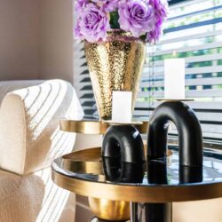 Textuur van de handgemaakte bijzettafel Mose black 41Ø, ijzer