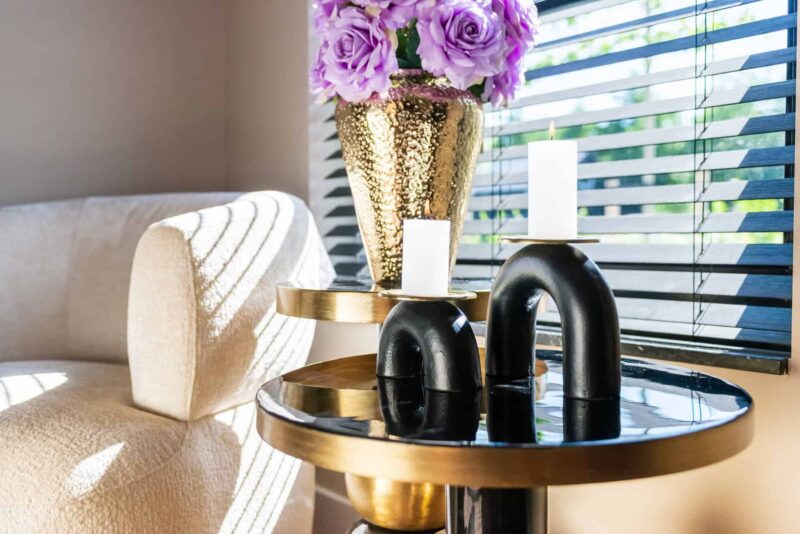 Textuur van de handgemaakte ijzeren bijzettafel Mose black