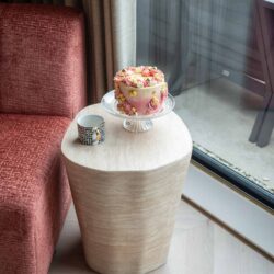 Bijzettafel Fictus beige in verschillende lichtval