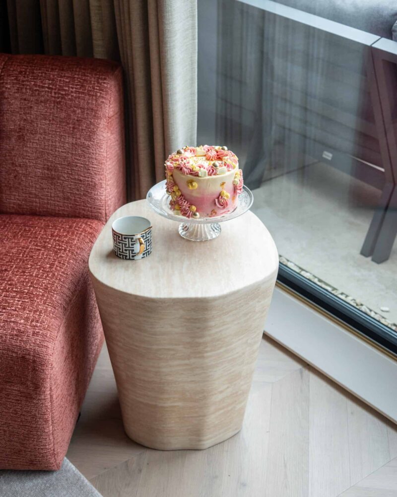 Bijzettafel Fictus beige in verschillende lichtval