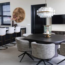 Tafellamp Loiza in een minimalistisch interieur met goudkleurige accenten