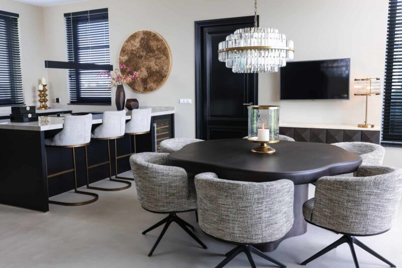 Tafellamp Loiza in een minimalistisch interieur met goudkleurige accenten