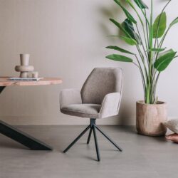 Detail van armleuning van Amaro armstoel in beige grijs fabric Nature 120