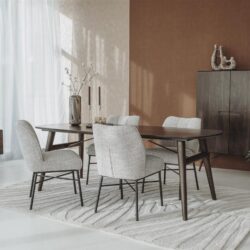 Perspectief van de eetkamertafel Aura, deens ovaal espresso bruin acaciahout