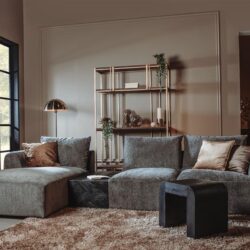 Canterbury 2-5-AR + Chaise L bankstel in cement grijs in interieur setting