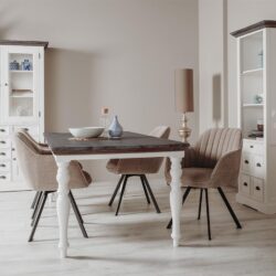 Detail van de vitrinekast in wit, landelijk romantisch stijl