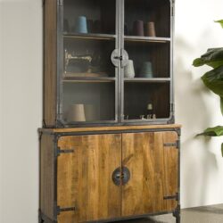 Detail van de bruine textuur van de Basto vitrinekast