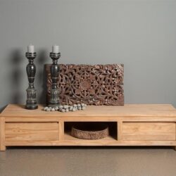 Corona TV-meubel in interieur, landelijk stijl, bruin kleurtint, teak materiaal