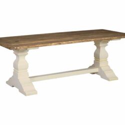 Detail van de witte eetkamertafel met landelijke stijl