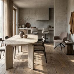 Ovale eetkamertafel met hotelchique stijl in white wash kleur en eikenhouten oppervlak