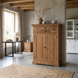 Klassieke meidenkast in bruin recycled teak met klassieke stijl