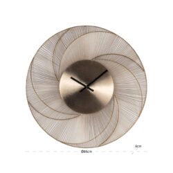 Detail van gouden lijst en subtiele zonnestraaltextuur van wandklok Denver