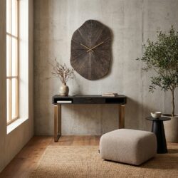 Ronde bronzen klok met subtiele glans en evenwichtige uitstraling