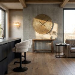 Goudkleurige aluminium klok met strak ontwerp en minimalistische lijnen